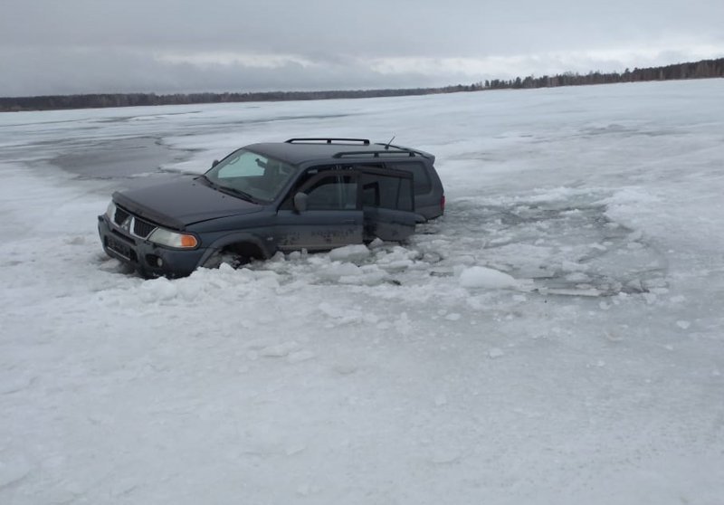 Автомобиль с рыбаками провалился под лед на водохранилище