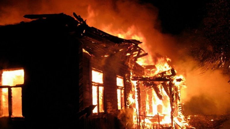 Соседи вытащили семерых детей из горящего дома 