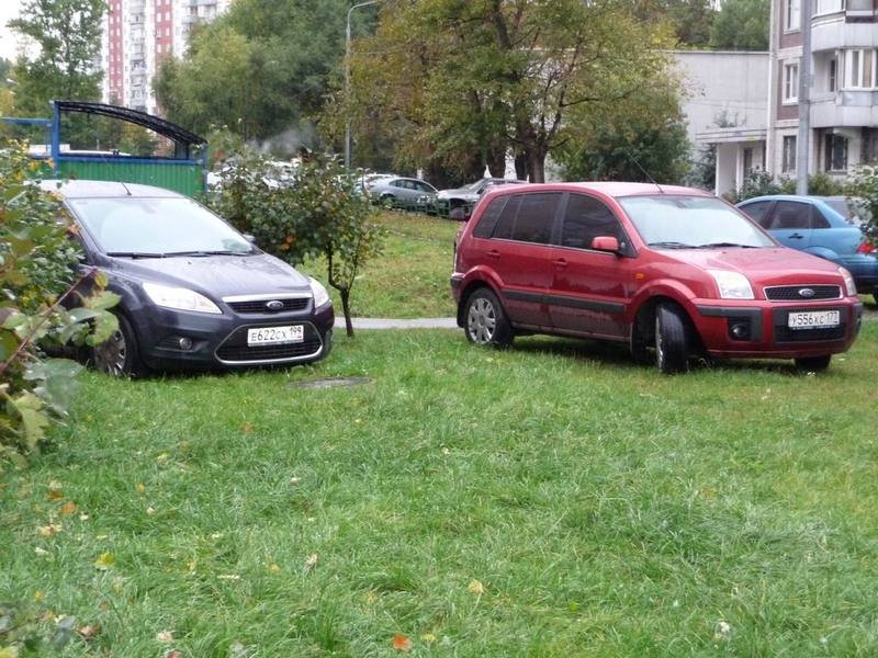 Автомобилистов хотят штрафовать за парковку на газонах