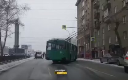 Водитель троллейбуса восхитил новосибирцев выходом из дрифта