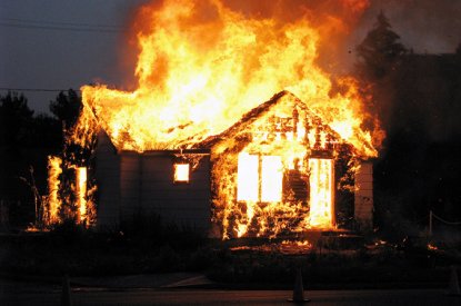 Пятерых детей спасли из горящего дома 