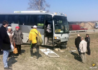 Рейсовый автобус вылетел в кювет под Новосибирском