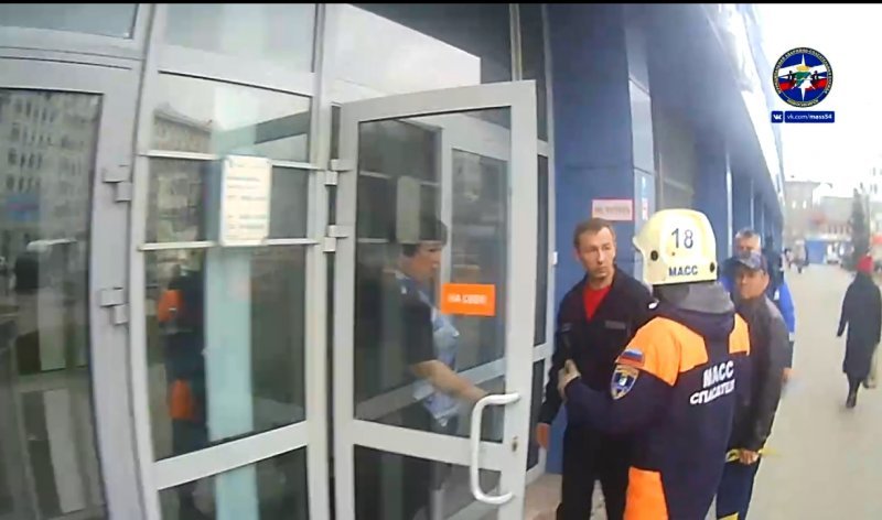 Новосибирские спасатели вытащили застрявшего мойщика окон