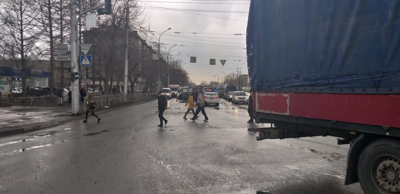 Пенсионер погиб под колесами грузовика в Дзержинском районе