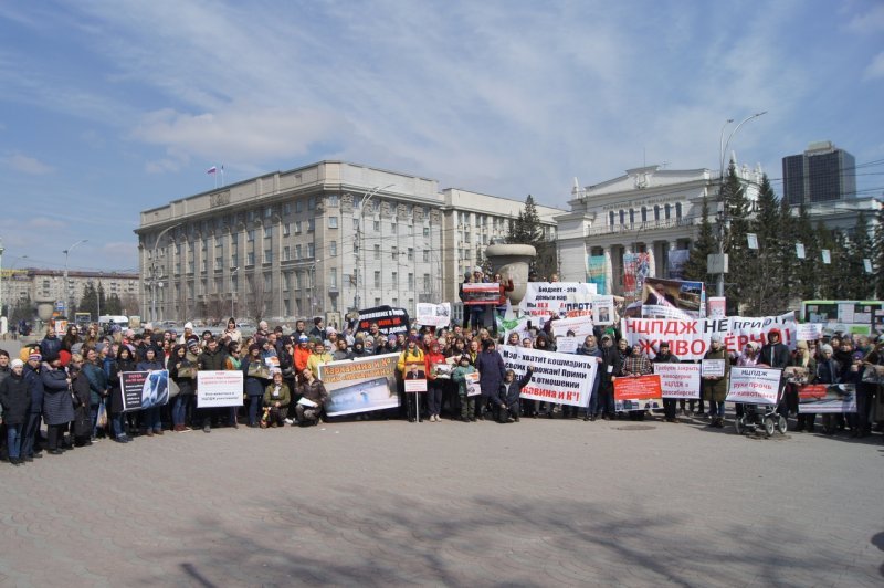 Сотни новосибирцев вышли на митинг «против живодерни»