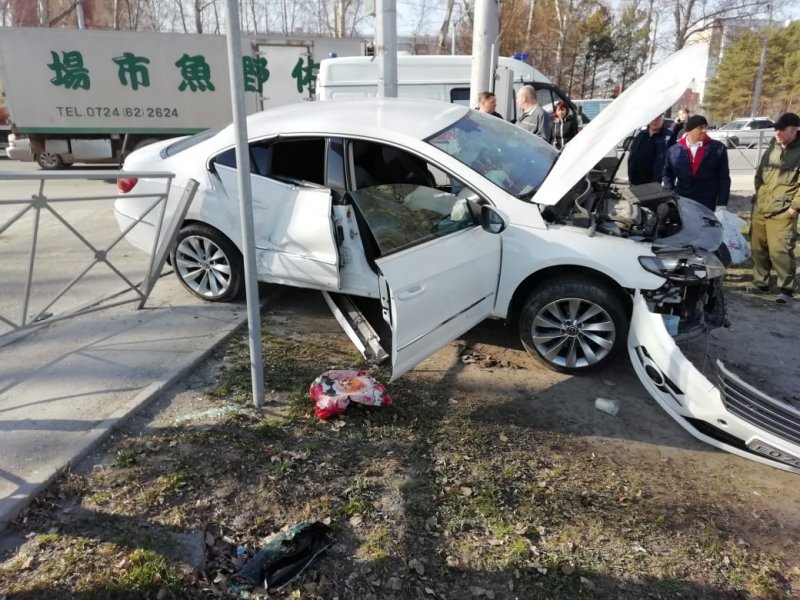 Автомобиль сбил женщину перед «Лентой» на Петухова