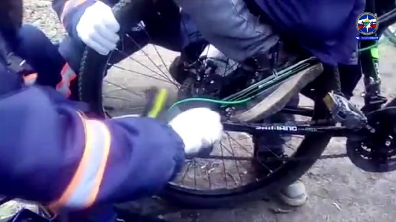 Спасатели помогли мальчику вытащить ногу из велосипеда