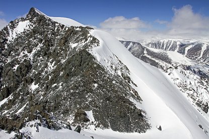 Лавина накрыла группу новосибирских туристов в горах Алтая