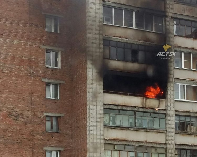 Пожарные потушили балкон в многоэтажке на улице Гоголя