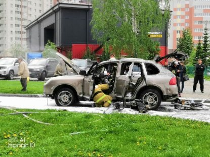 Porsche сгорел в поселке Краснообск