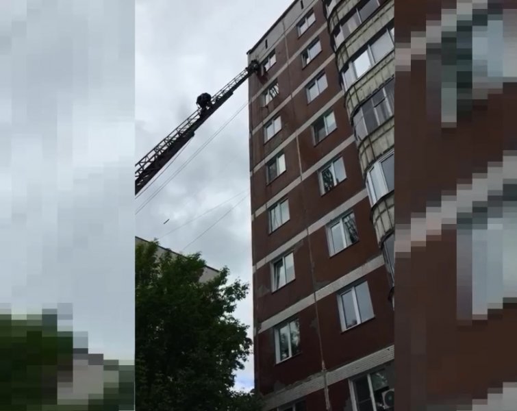 Спасатели сняли с веревки висящего на девятом этаже человека