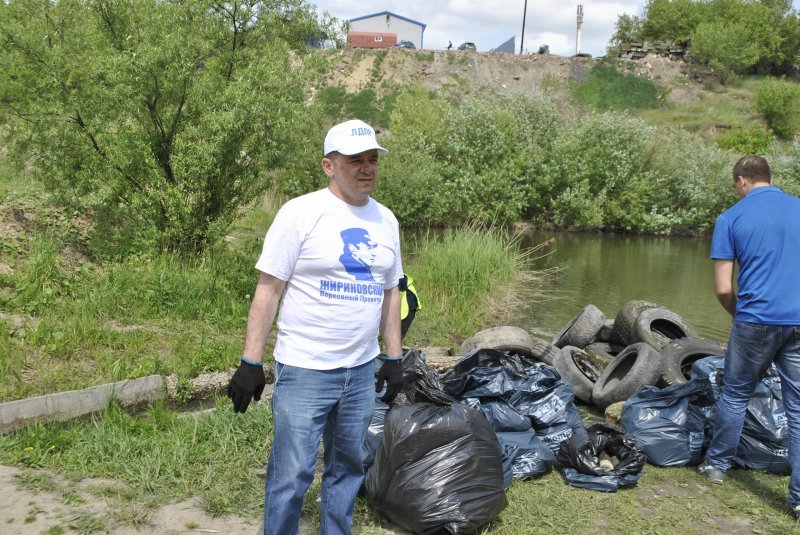 Волонтеры и депутат расчистили от мусора берег озера 