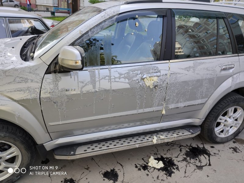 Авто новосибирца изуродовали монтажной пеной и кислотой 