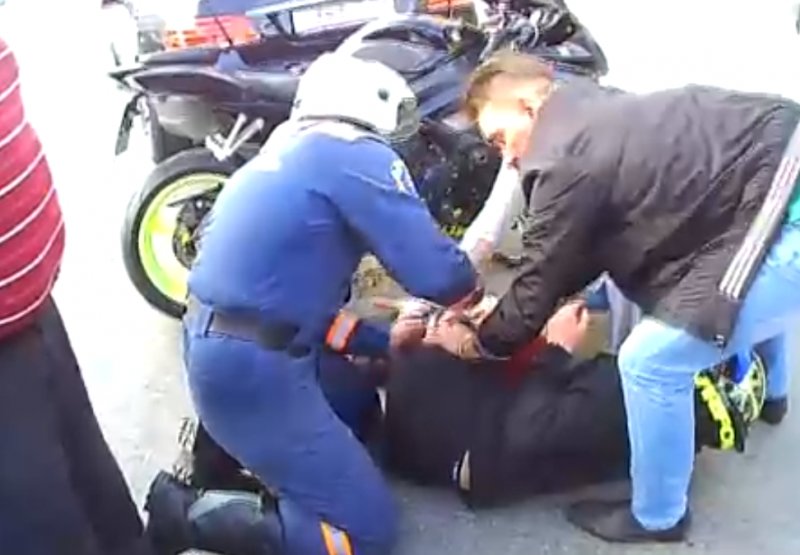 Мотоциклист врезался в три автомобиля на Красном проспекте