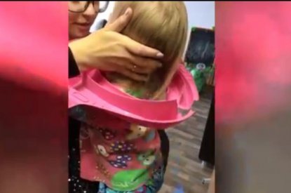 Спасатели освободили голову ребенка от сиденья для унитаза
