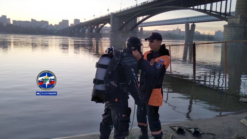 Двух парней спасли из воды во время поисков утопленника