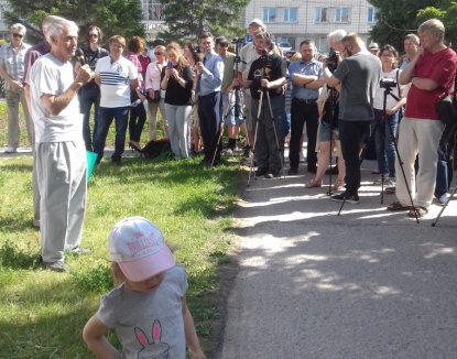 Зеленая зона отчуждения: митинг за сквер прошел на Демакова