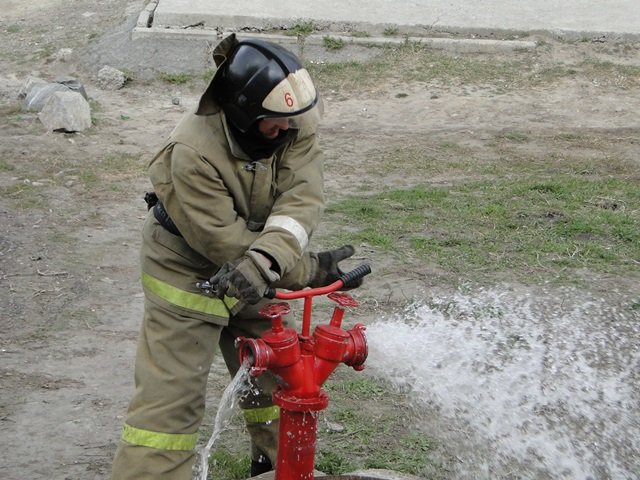 Пожарным пришлось везти воду к горящему дому пять километров