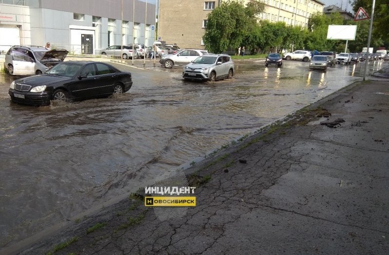 Депутат от КПРФ призвал объезжать потопы по соседним улицам 