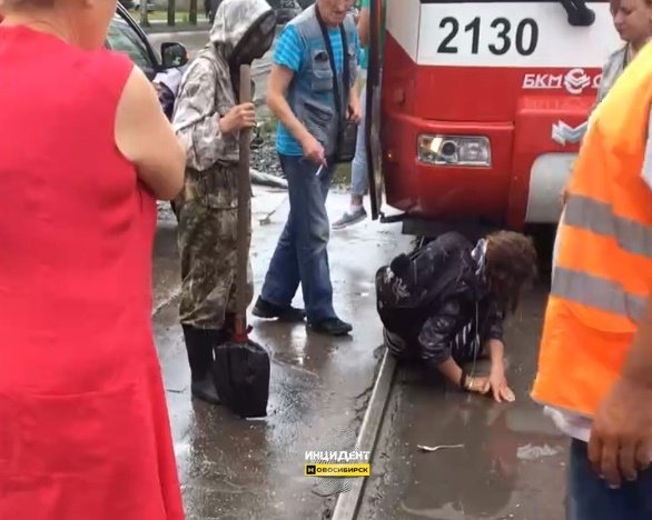 Женщина упала на рельсы перед трамваем в Новосибирске