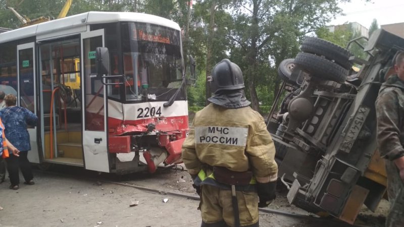 Трамвай с пассажирами уронил автовышку на Петухова