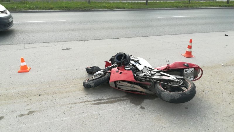 Мотоциклист врезался в велосипедиста на Богдашке
