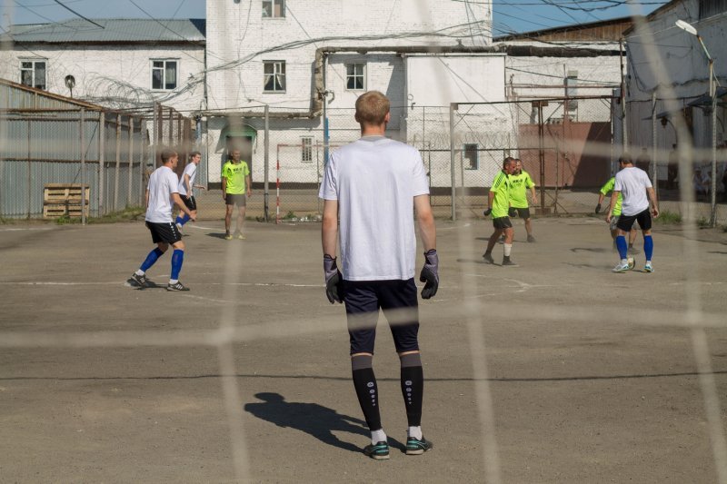 Новосибирские футболисты выиграли матч в колонии