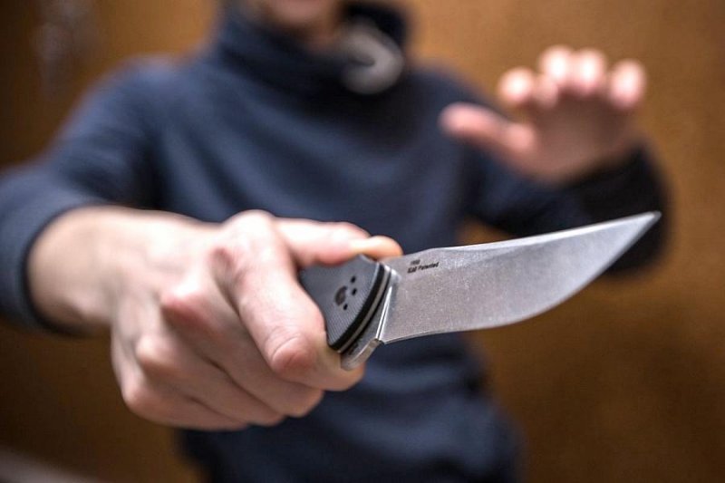 Новосибирец с ножом устроил скандал с бывшей в супермаркете