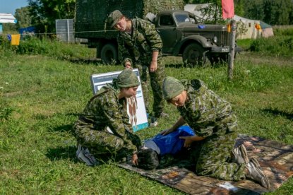 Трудных подростков учат обращаться с оружием в военном лагере