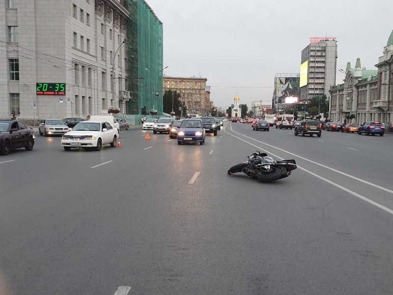 Водитель сбил мотоциклиста у мэрии Новосибирска