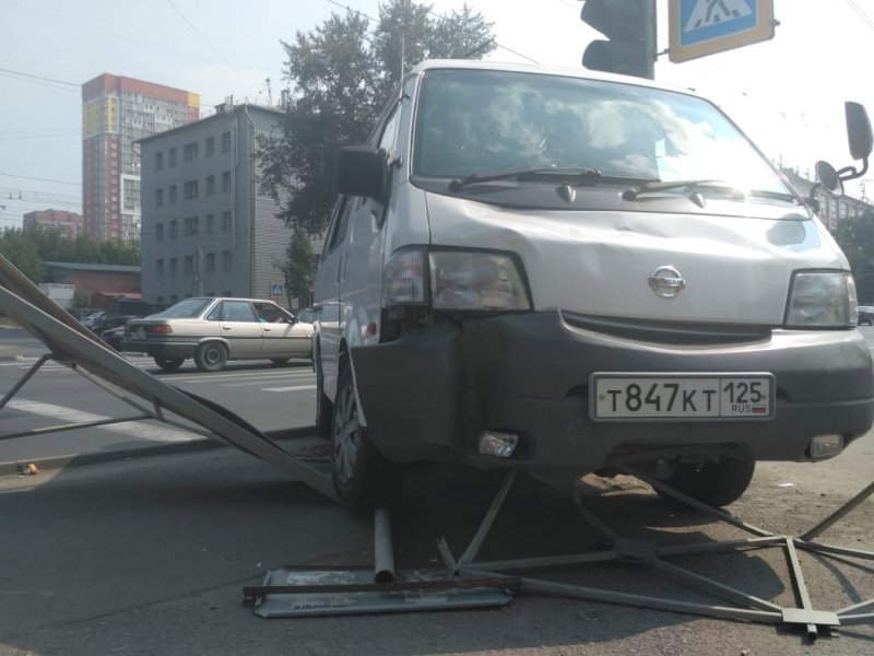 Автомобиль отбросило на 72-летнюю женщину в Новосибирске