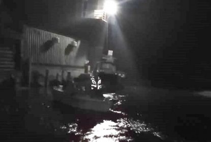 Семья застряла на сломанном катере посреди Обского моря