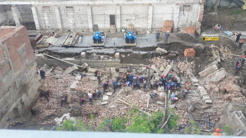 Стена дома рухнула на рабочих в Новосибирске 
