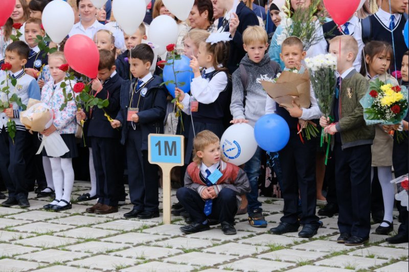 Травников открыл новую школу в Октябрьском районе