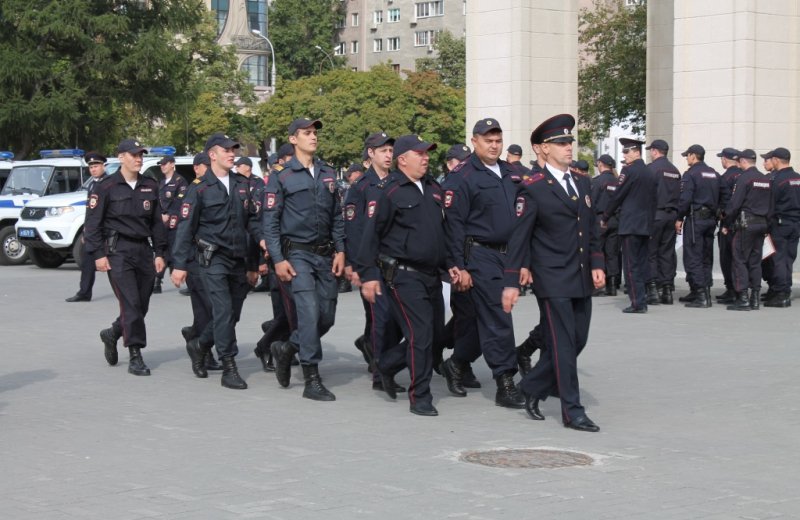 Полицейские прошли маршем по площади Ленина