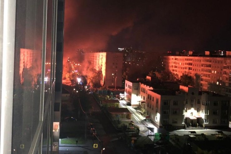 Пожарные до утра тушили три частных дома в Октябрьском районе