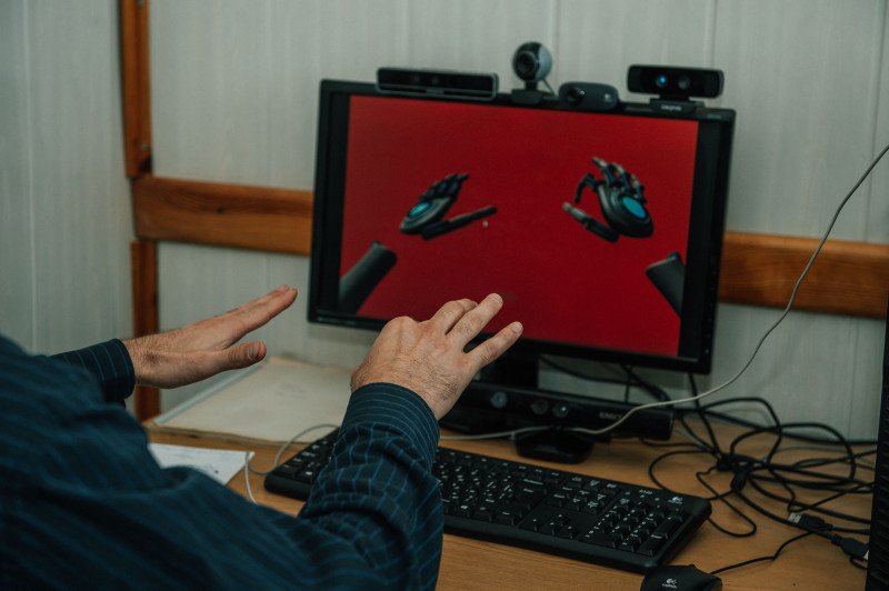 Программист из НГТУ научил компьютер общению с глухими