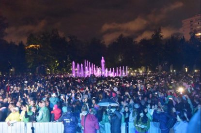 Травников и Герман Греф открыли фонтан в Центральном парке 