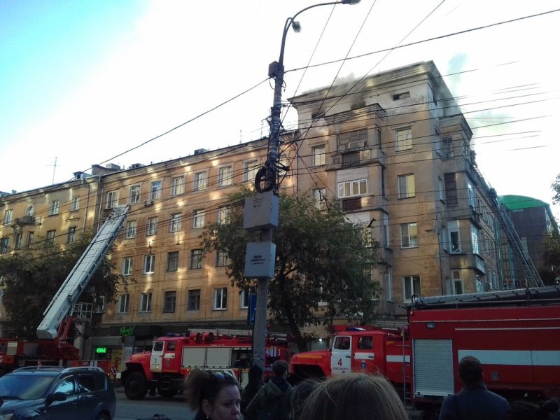 Крыша дома на Советской загорелась из-за сварочных работ