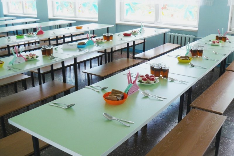 Новосибирские школьники отравились едой в столовой