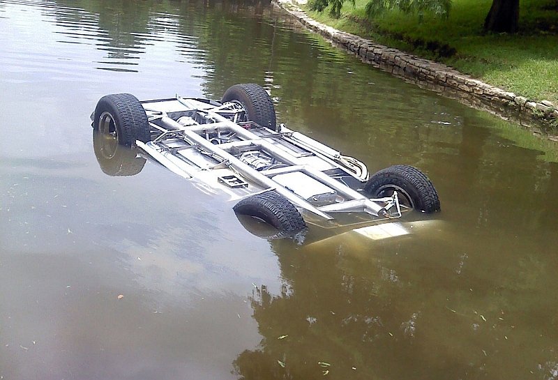 Машина утонула в озере вместе с водителем и пассажиром