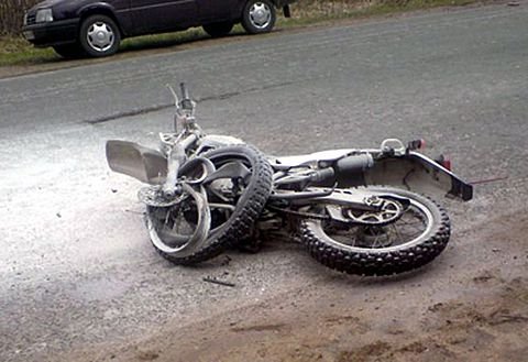 По дороге в Кольцово пенсионер сбил мотоциклиста