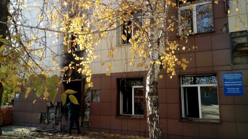 Из-за пожара в больнице эвакуировали соседнее здание 