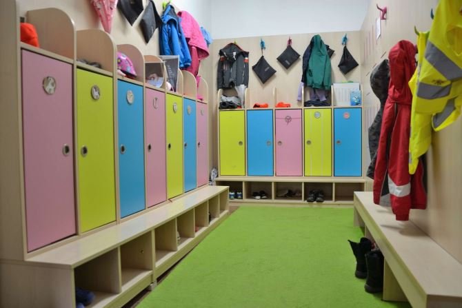 Чудом не задавило: в детском саду на воспитанников  упал шкаф