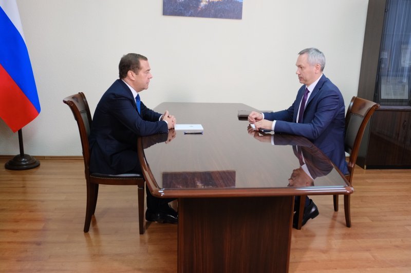 Медведев и Травников обсудили дефицит мест в детсадах 