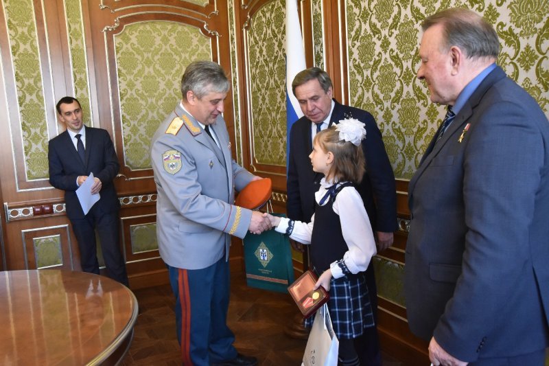 Летчик-испытатель вручил награды юным героям из Новосибирска