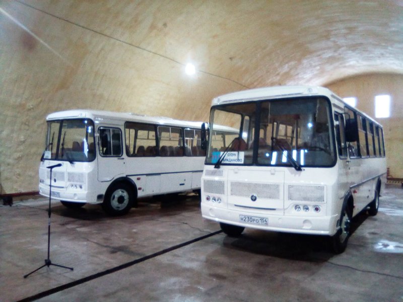 Четыре новых автобуса вручили депутаты Заксобрания в Сузуне 