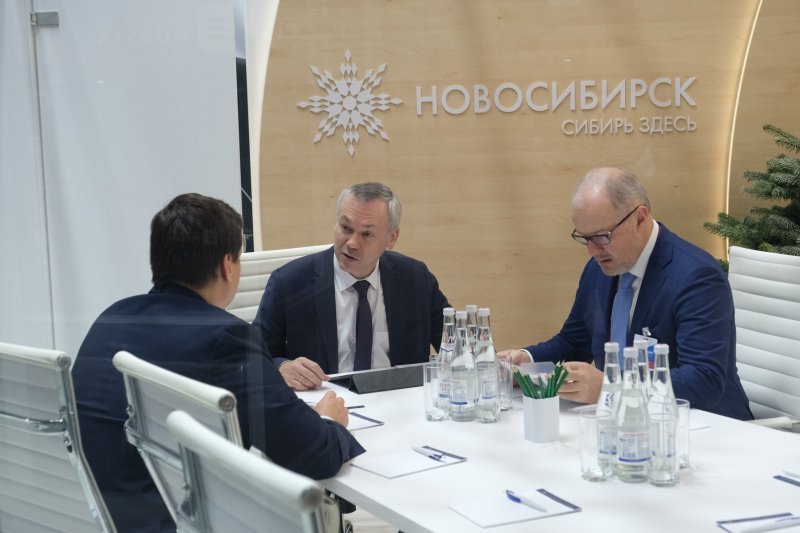 Травников обсудил в Москве развитие транспортного узла НСО