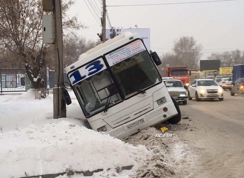 Автобус №13 потерпел крушение на Богдана Хмельницкого