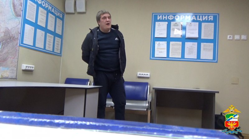 Пьяный вахтовик из Перми обматерил новосибирских полицейских